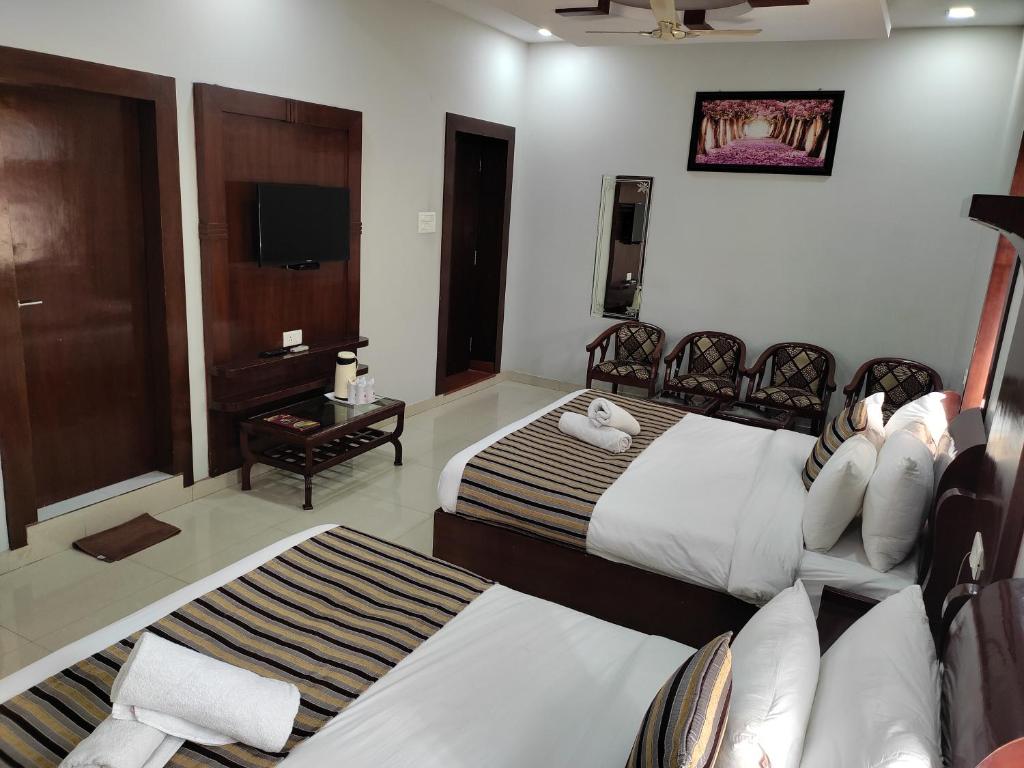 Postel nebo postele na pokoji v ubytování Hotel Krishna Ji