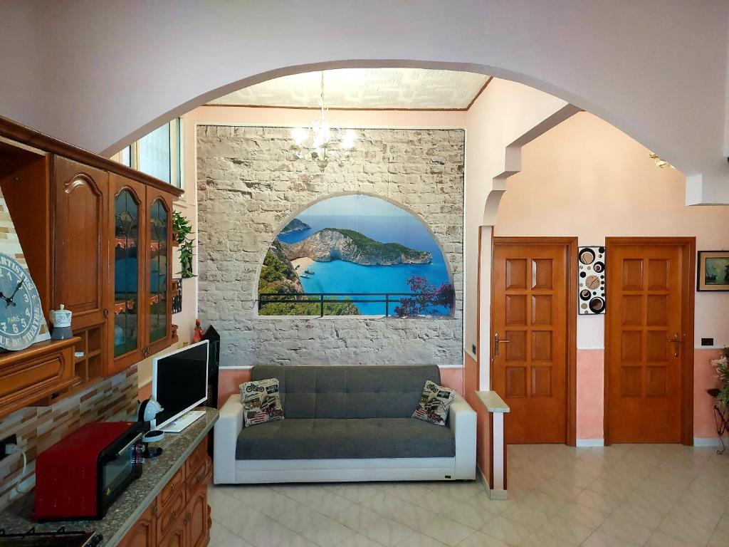 Welcome to La Panoramica في Montauro: غرفة معيشة مع أريكة وتلفزيون