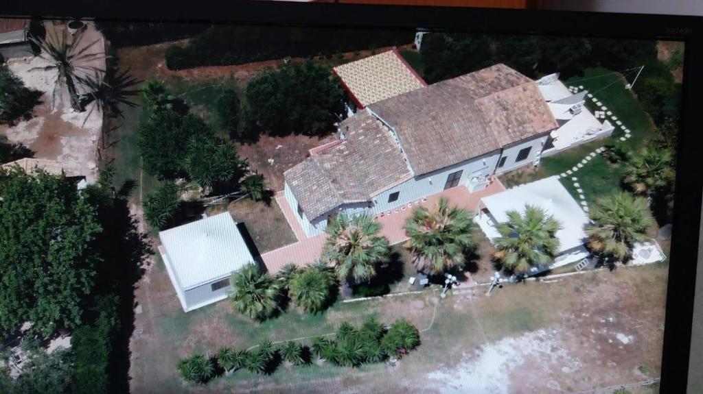 una vista aérea de una gran casa con palmeras en Casa Vacanza al Mare Villa Adriana, en Granelli