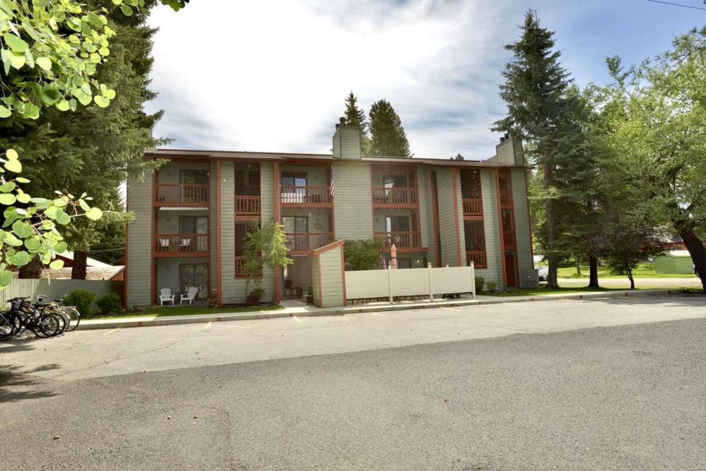 Apartment Hemlock Hideaway by Casago McCall Donerightmanagement, USA