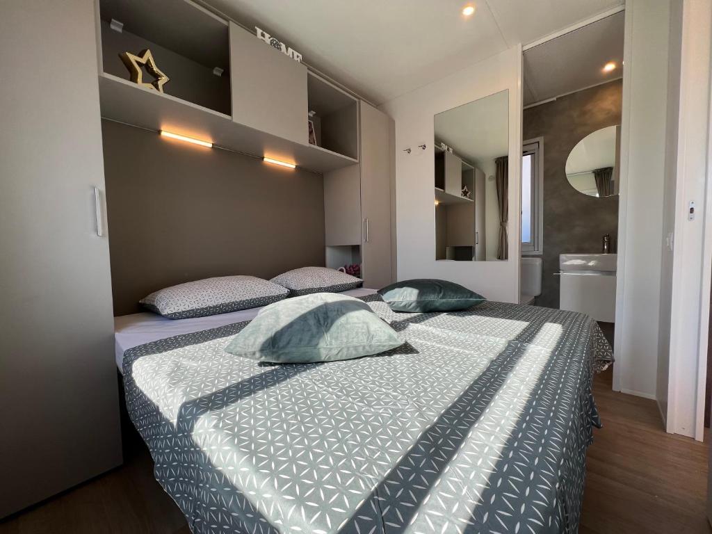 Postel nebo postele na pokoji v ubytování Mobile Homes Relax Park Umag