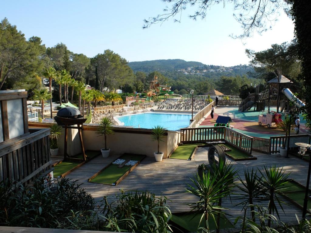 vista sulla piscina di un resort di REGENCY HOLIDAY Tour Opérateur dans Camping 5 étoiles Frejus, Cote d'Azur a Fréjus