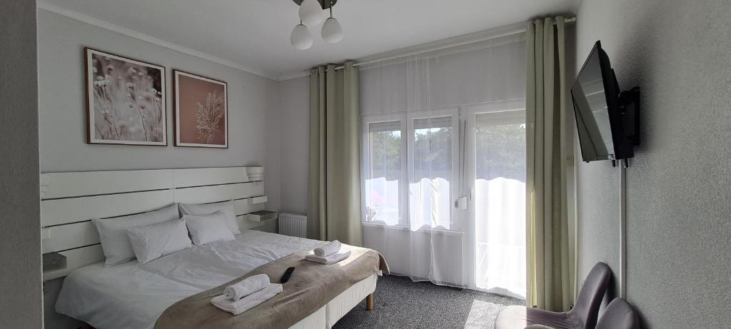 Postel nebo postele na pokoji v ubytování Lugas Apartman Miskolctapolca 2 hálószoba Dézsa és Jakuzzi közel a Barlangfürdőhöz