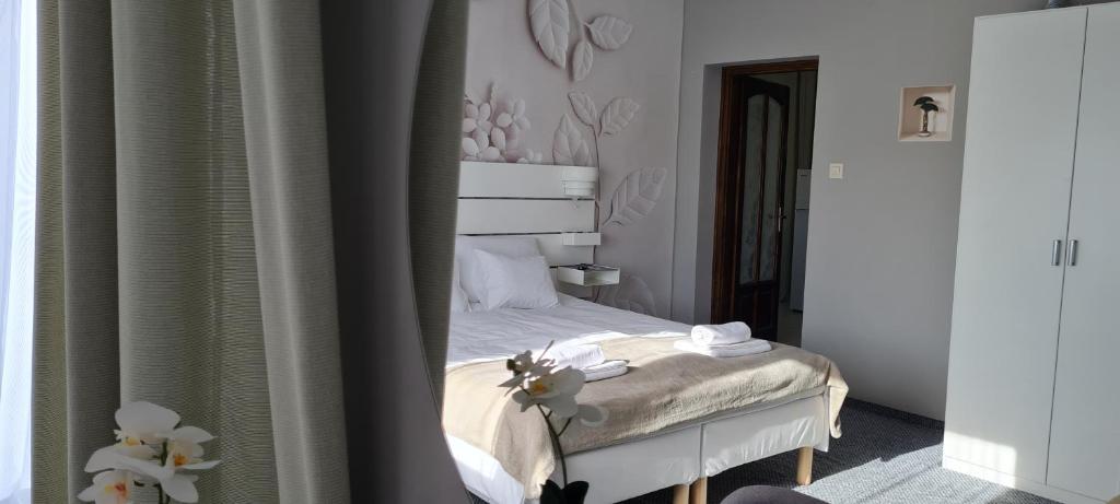 Postel nebo postele na pokoji v ubytování Lugas Apartman Miskolctapolca 2 hálószoba Dézsa és Jakuzzi közel a Barlangfürdőhöz