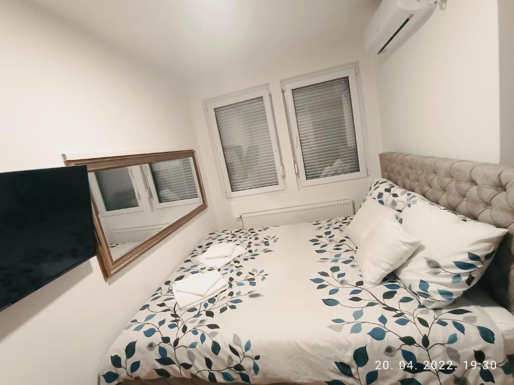 En eller flere senge i et værelse på Apartman Tovilovic
