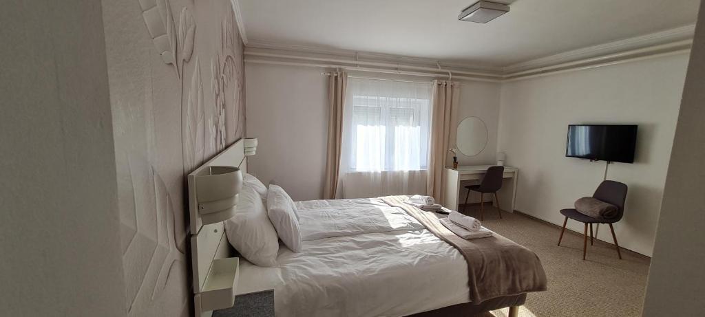Postel nebo postele na pokoji v ubytování Lugas Apartman Miskolctapolca 2 hálószoba Dézsa és Jakuzzi közel a Barlangfürdőhöz