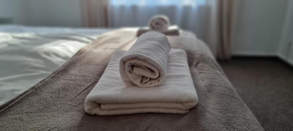 Postel nebo postele na pokoji v ubytování Lugas Apartman Miskolctapolca 2 hálószoba Dézsa és Jakuzzi közel a Barlangfürdőhöz