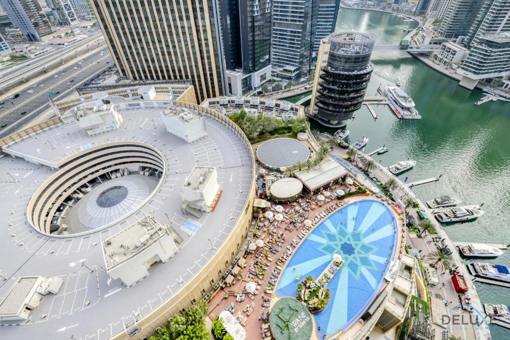 Nespecifikovaný výhled na destinaci Dubaj nebo výhled na město při pohledu z apartmánu