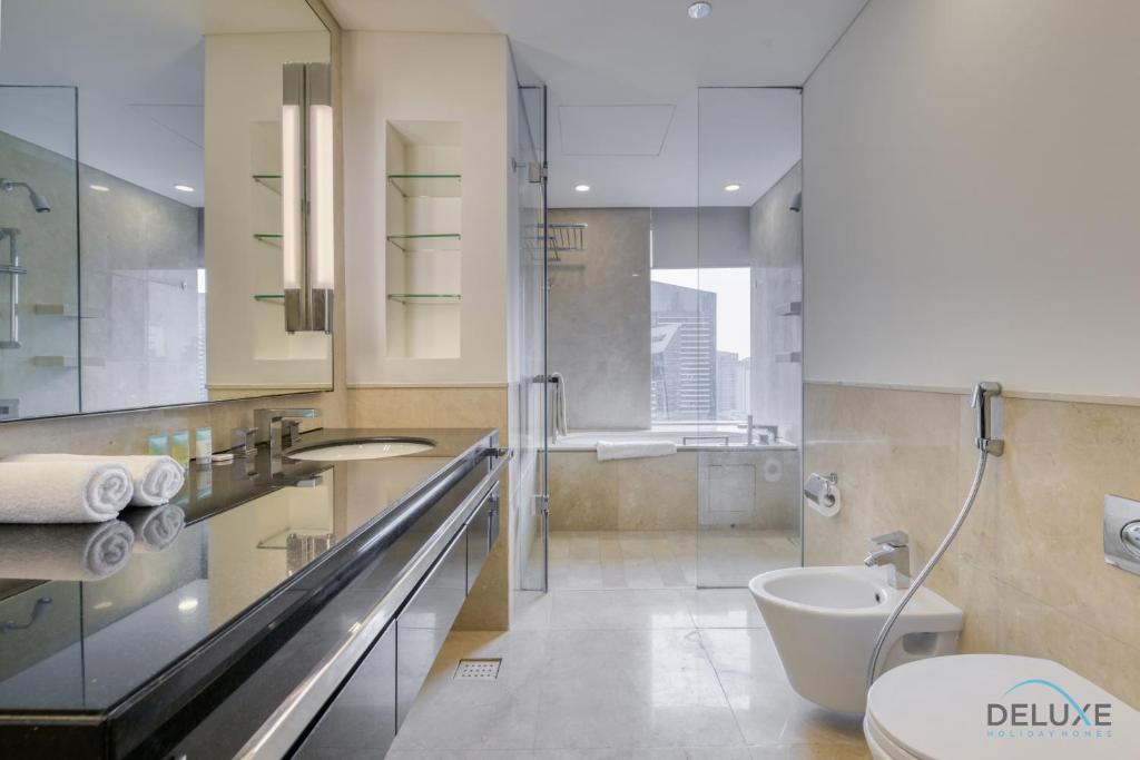 Koupelna v ubytování Steps Away From Marina Mall with Iconic Marina Canal Views, The Address Residences, Dubai Marina by Deluxe Holiday Homes