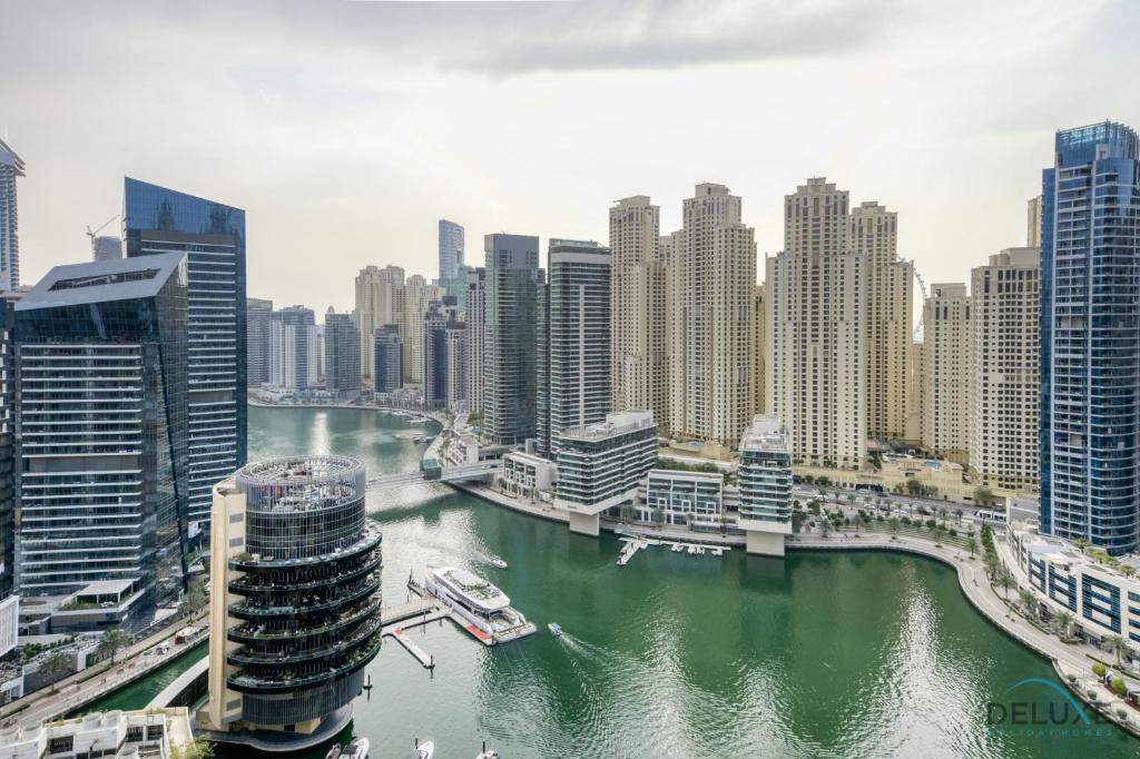 Nespecifikovaný výhled na destinaci Dubaj nebo výhled na město při pohledu z apartmánu