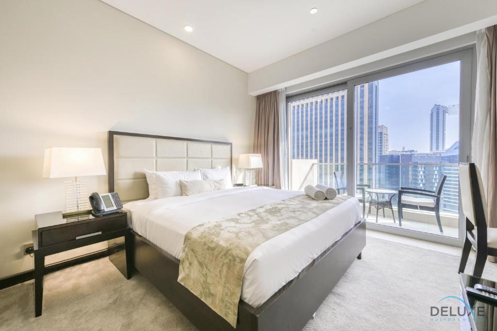 Postel nebo postele na pokoji v ubytování Steps Away From Marina Mall with Iconic Marina Canal Views, The Address Residences, Dubai Marina by Deluxe Holiday Homes
