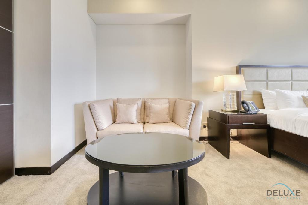 Postel nebo postele na pokoji v ubytování Steps Away From Marina Mall with Iconic Marina Canal Views, The Address Residences, Dubai Marina by Deluxe Holiday Homes