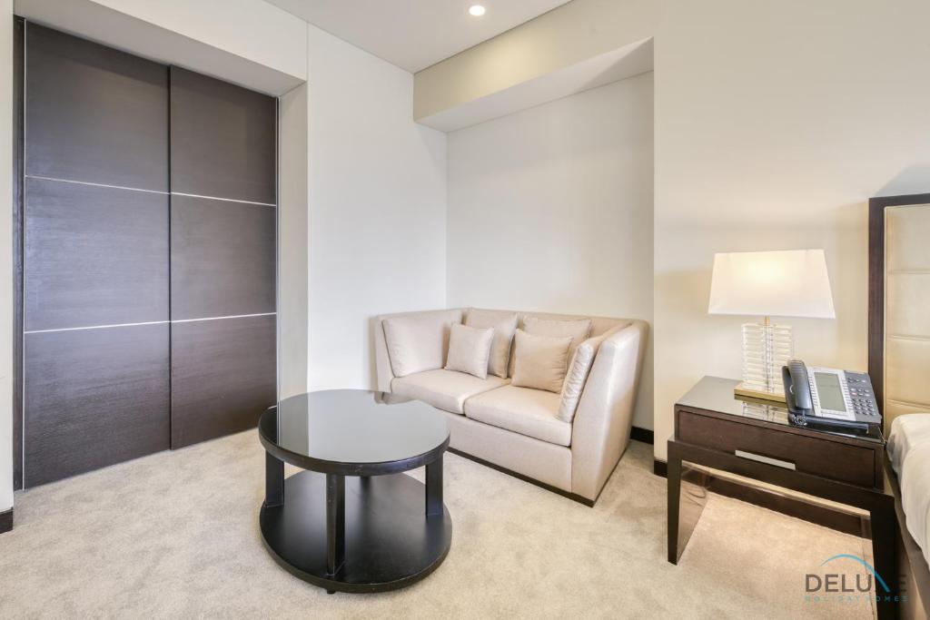 Posezení v ubytování Steps Away From Marina Mall with Iconic Marina Canal Views, The Address Residences, Dubai Marina by Deluxe Holiday Homes