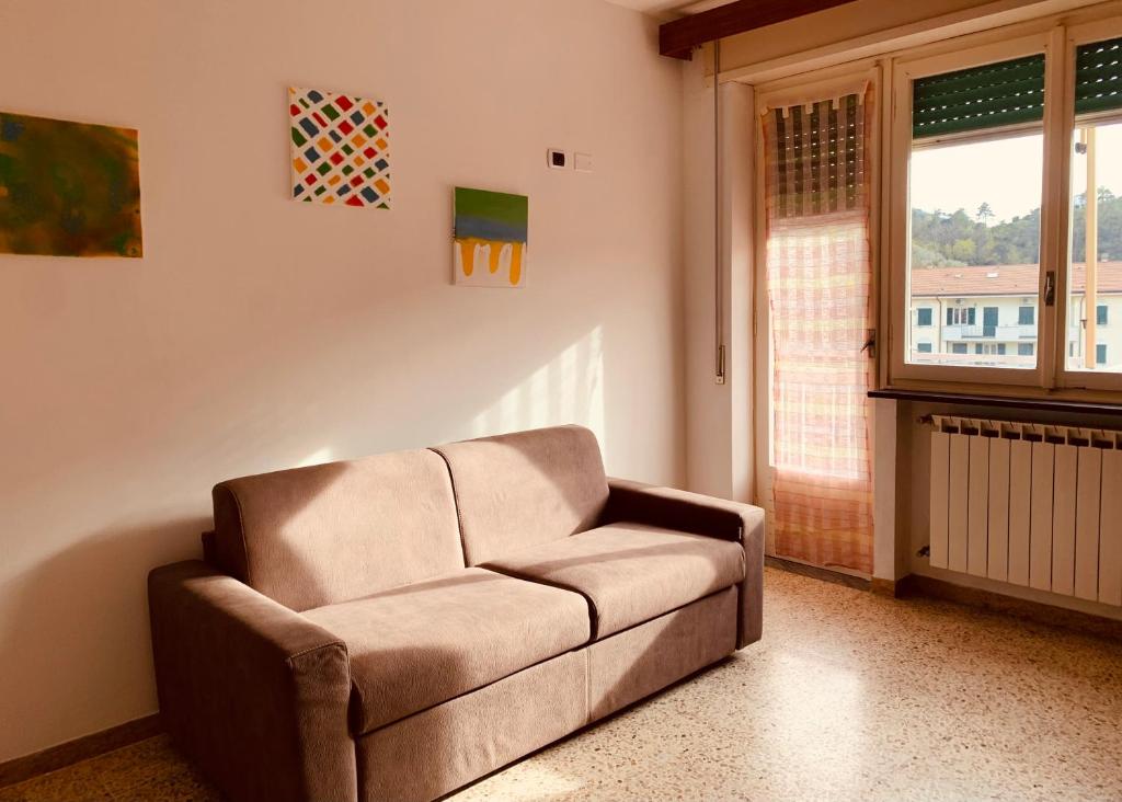 un soggiorno con divano e finestra di Albero d'Oro a Levanto