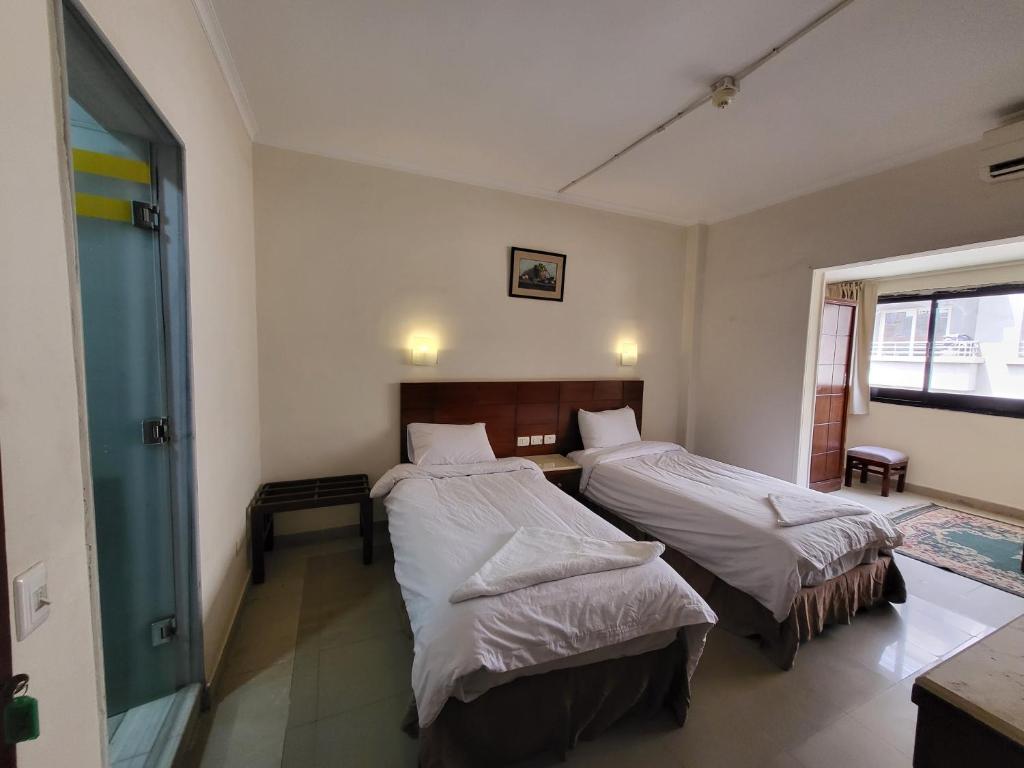 Postel nebo postele na pokoji v ubytování Regency Hotel
