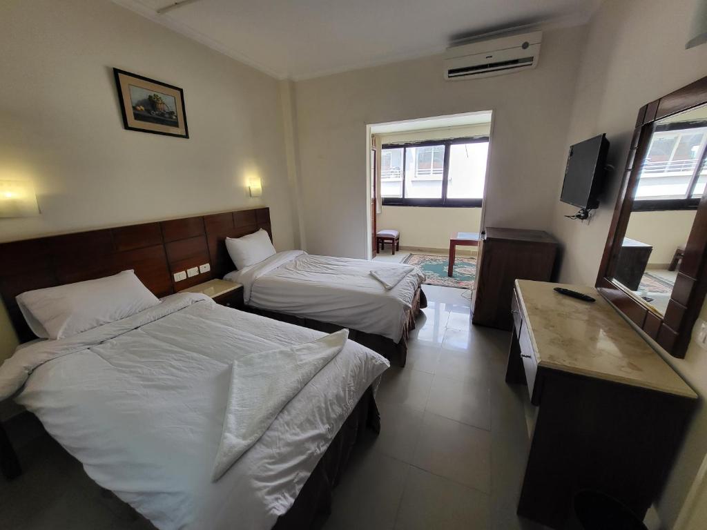 Postel nebo postele na pokoji v ubytování Regency Hotel