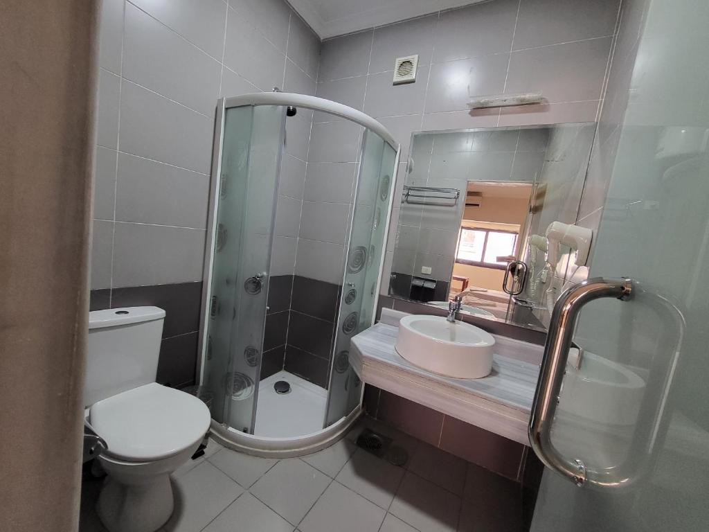 Koupelna v ubytování Regency Hotel