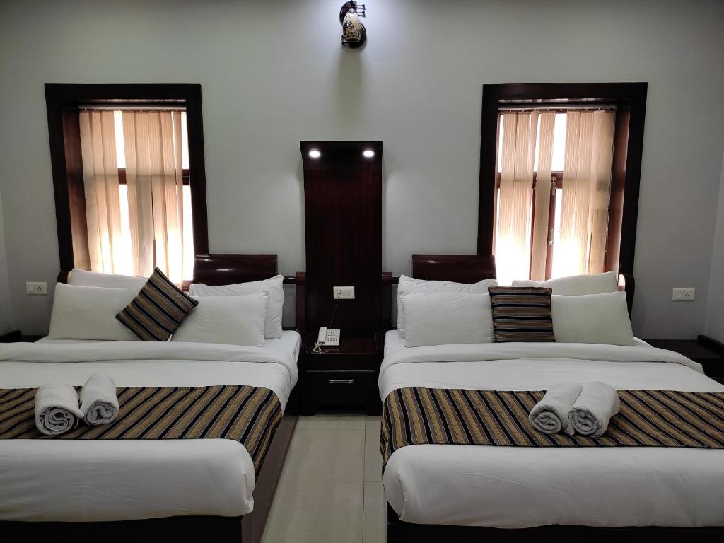 Postel nebo postele na pokoji v ubytování Hotel Krishna Ji
