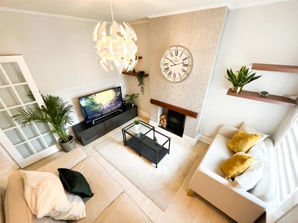 einen Blick über ein Wohnzimmer mit einer Uhr in der Unterkunft ***3 bedroom Home away from Home with BBQ grill*** in Chatham