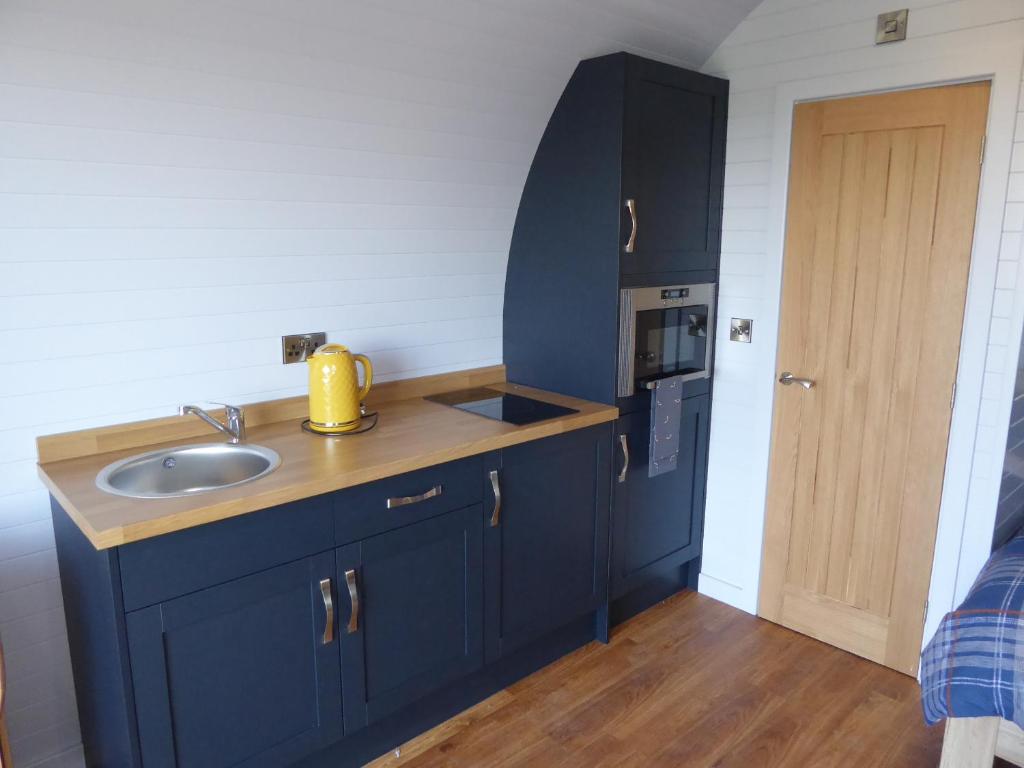 Kuchyň nebo kuchyňský kout v ubytování Honeypot Hideaways Luxury Glamping - Exclusively for Adults
