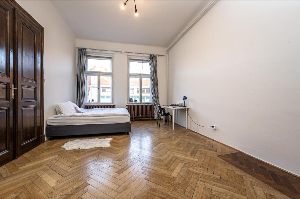 Łóżko lub łóżka w pokoju w obiekcie Legerova Apartments
