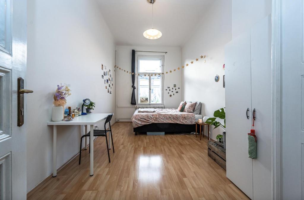pokój z łóżkiem, stołem i biurkiem w obiekcie Legerova Apartments w Pradze