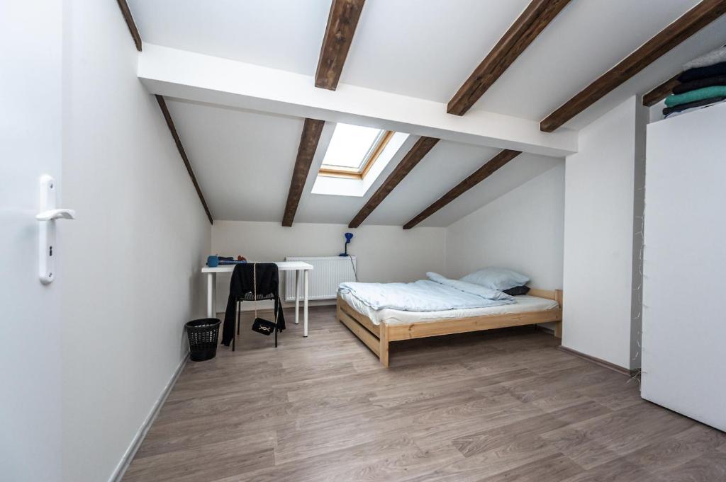 Łóżko lub łóżka w pokoju w obiekcie Legerova Apartments