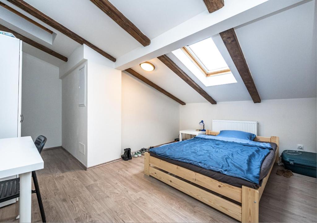 Łóżko lub łóżka w pokoju w obiekcie Legerova Apartments
