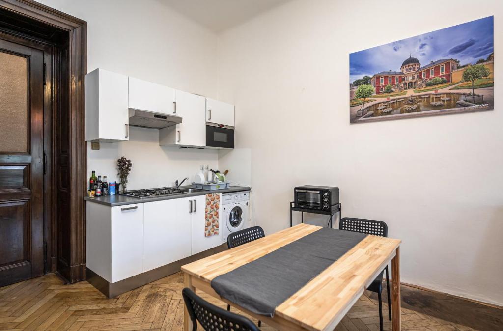 Kuchnia lub aneks kuchenny w obiekcie Legerova Apartments
