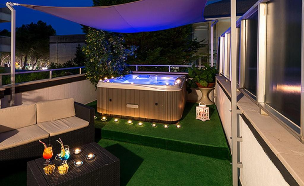 The swimming pool at or close to Zenit Hotel
