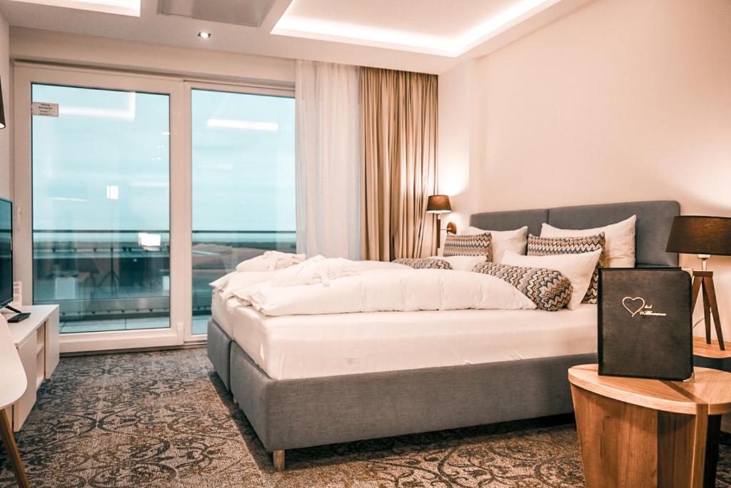 Tempat tidur dalam kamar di Parkhotel Residenz