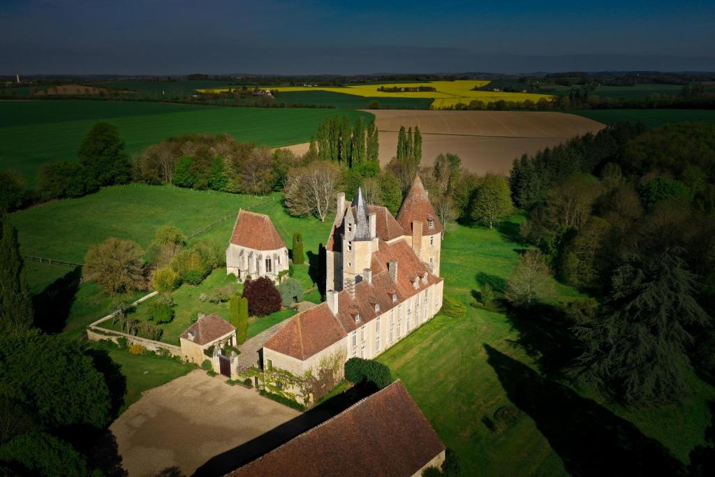 an aerial view of a castle on a green field at Chambre jaune MANOIR DE LA VOVE Perche in Corbon