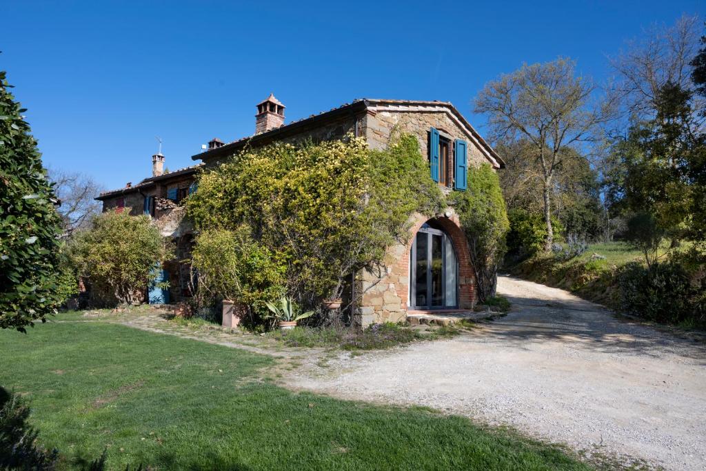 RigomagnoにあるAlloroの蔦の古い石造りの家