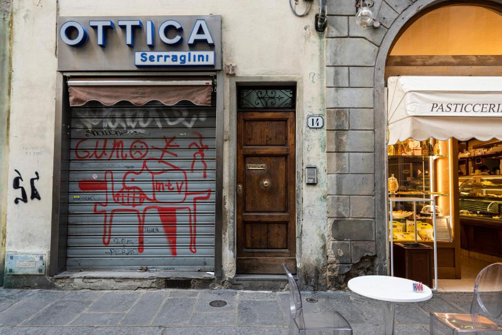 budynek z drzwiami z graffiti w obiekcie Blue Santa Croce by Mmega we Florencji