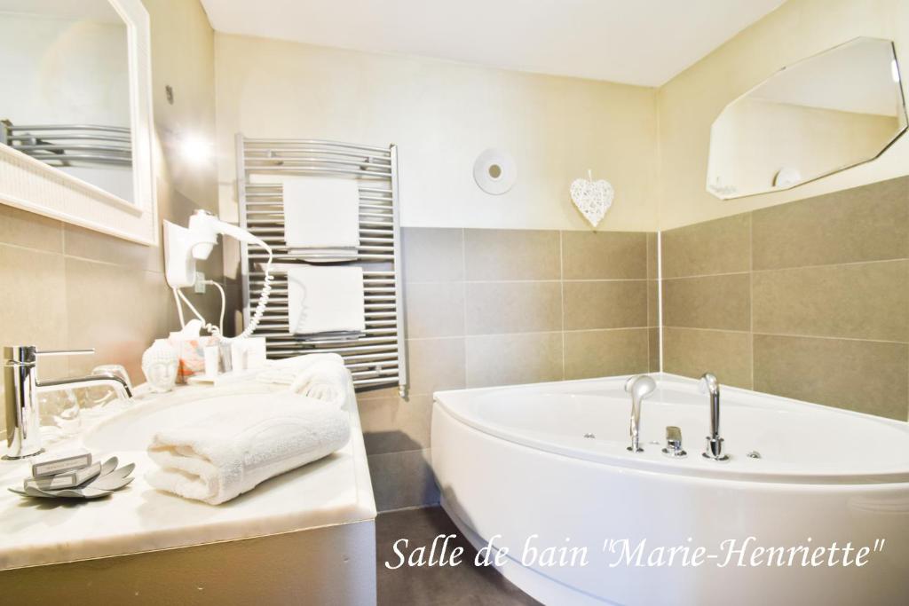 Ванна кімната в Hôtel l'Ecrin d'Ô