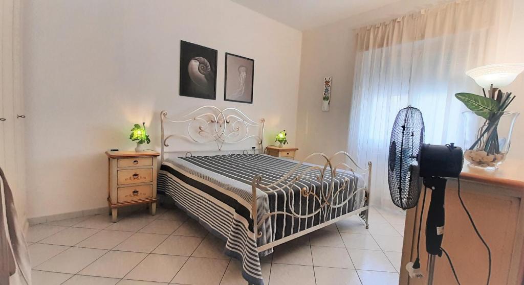 ein Schlafzimmer mit einem Bett und einer Kamera darin in der Unterkunft Appartamento Claudi a San Vincenzo in San Vincenzo
