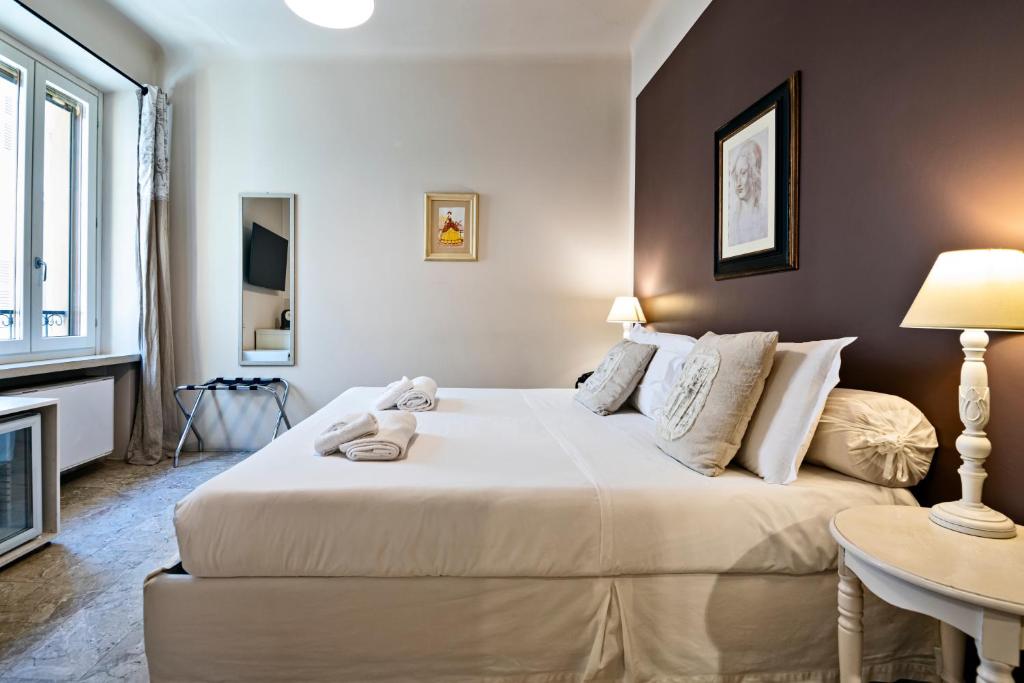 Postel nebo postele na pokoji v ubytování Hotel Broletto - Centro Storico
