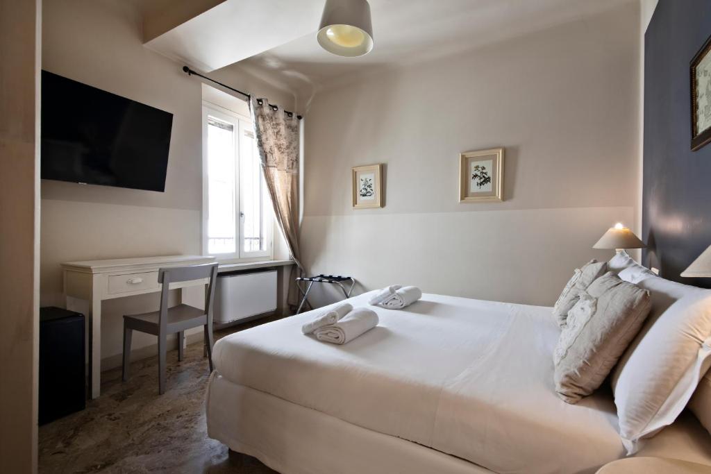 Postel nebo postele na pokoji v ubytování Hotel Broletto - Centro Storico