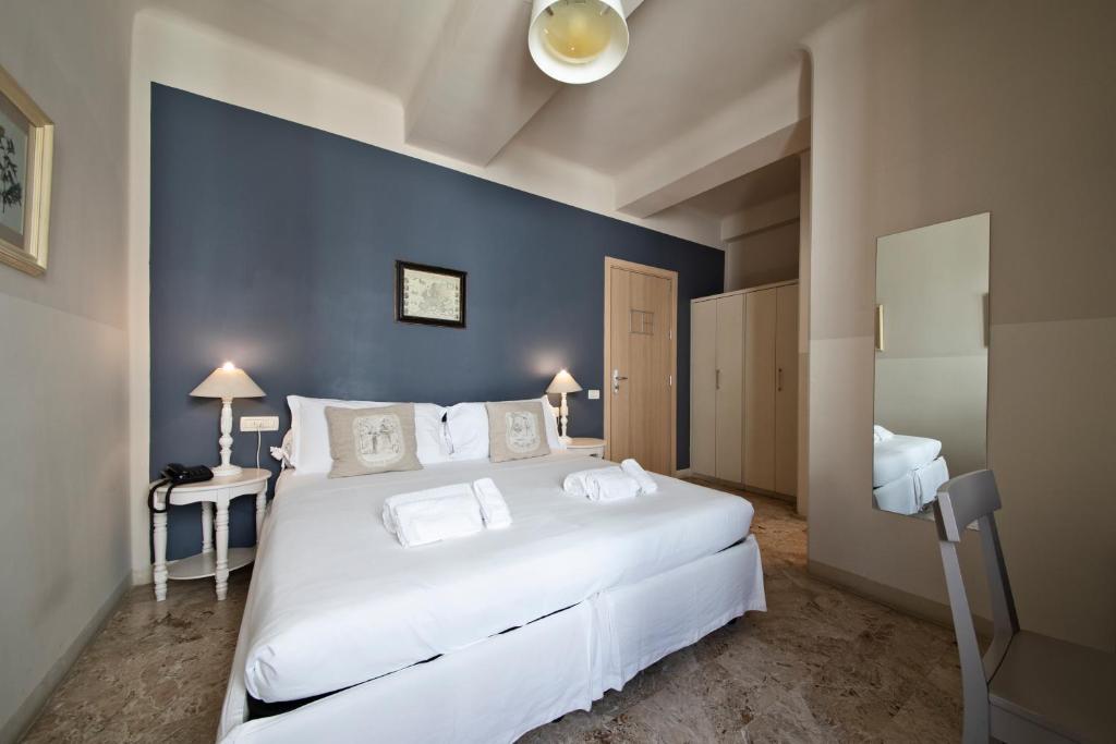 Postel nebo postele na pokoji v ubytování Hotel Broletto - Centro Storico