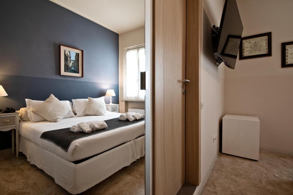 Postel nebo postele na pokoji v ubytování Hotel Broletto - Centro Storico