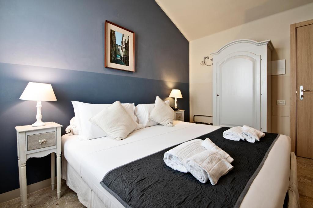 Postel nebo postele na pokoji v ubytování Hotel Broletto - Centro Storico
