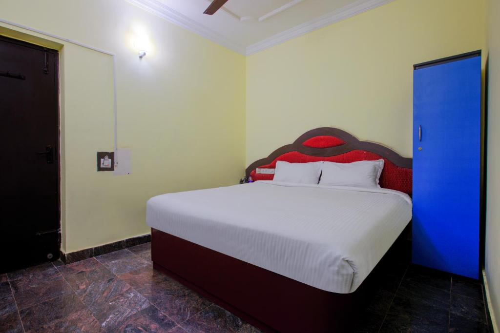 Un pat sau paturi într-o cameră la The Dolphin Park Hotel, Virugambakkam