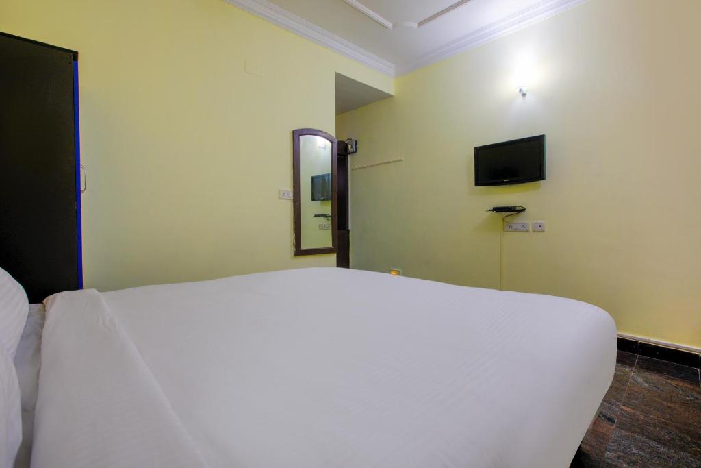 TV a/nebo společenská místnost v ubytování The Dolphin Park Hotel, Virugambakkam