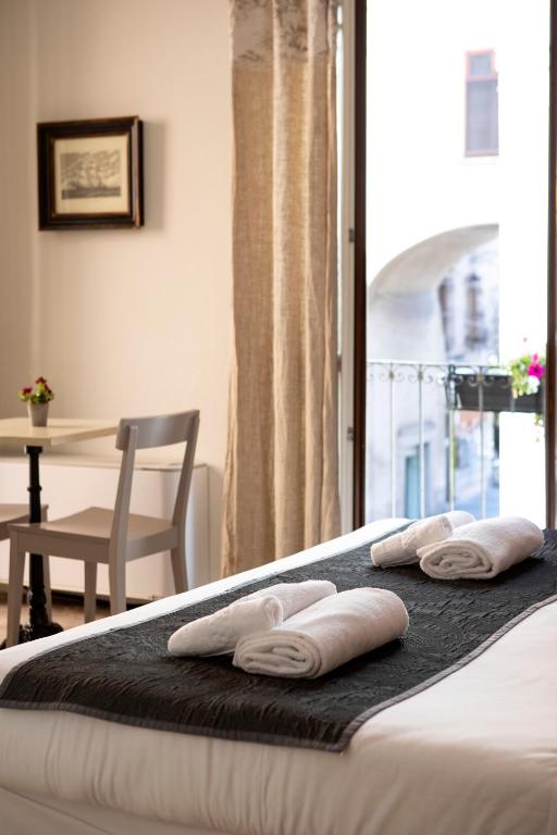 Postel nebo postele na pokoji v ubytování Hotel Broletto - Centro Storico