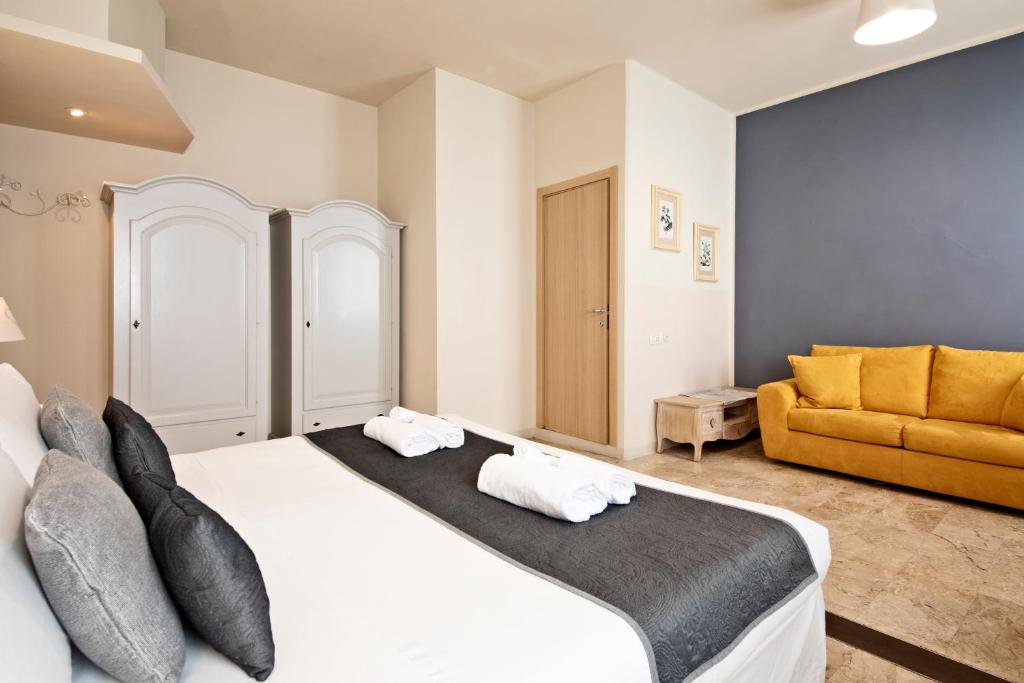 Postel nebo postele na pokoji v ubytování Hotel Broletto - Centro Storico
