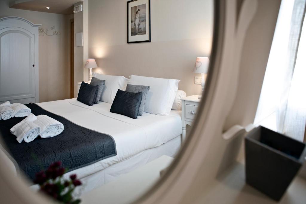 Postel nebo postele na pokoji v ubytování Hotel Broletto - Centro Storico