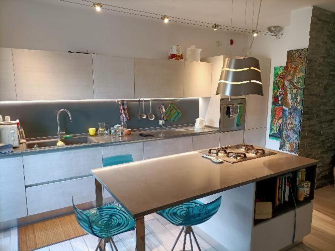 Cuisine ou kitchenette dans l'établissement Ampia stanza con bagno privato in casa-museo Dahl