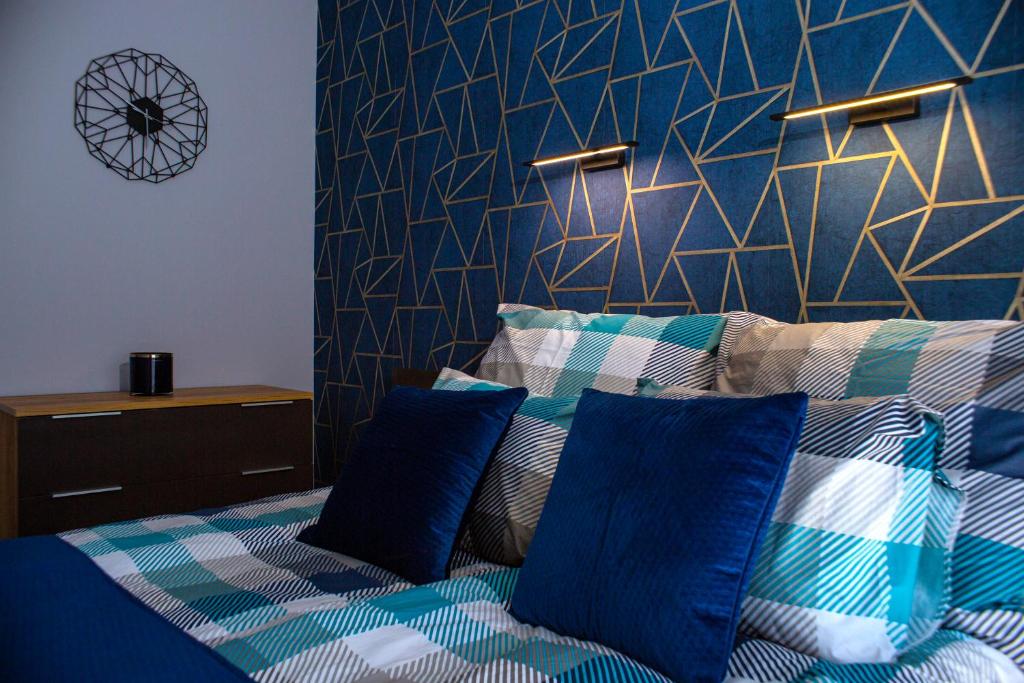 Postel nebo postele na pokoji v ubytování APARTAMENT ELEGANCE BLUE w Let's Sea Basen&SPA