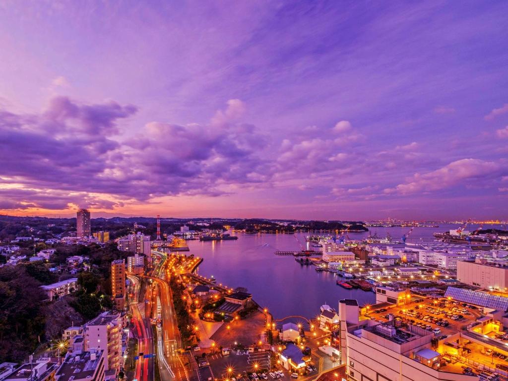 vista su una città con porto di notte di Mercure Yokosuka a Yokosuka