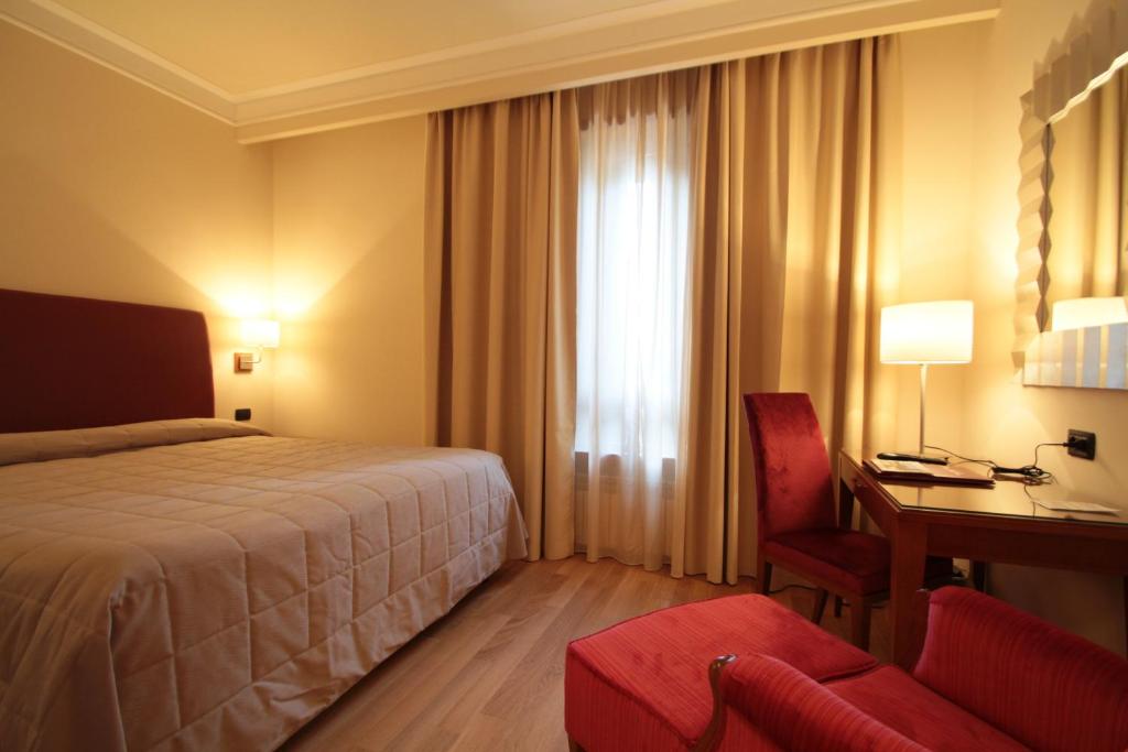 Postel nebo postele na pokoji v ubytování Monica Hotel Fiera